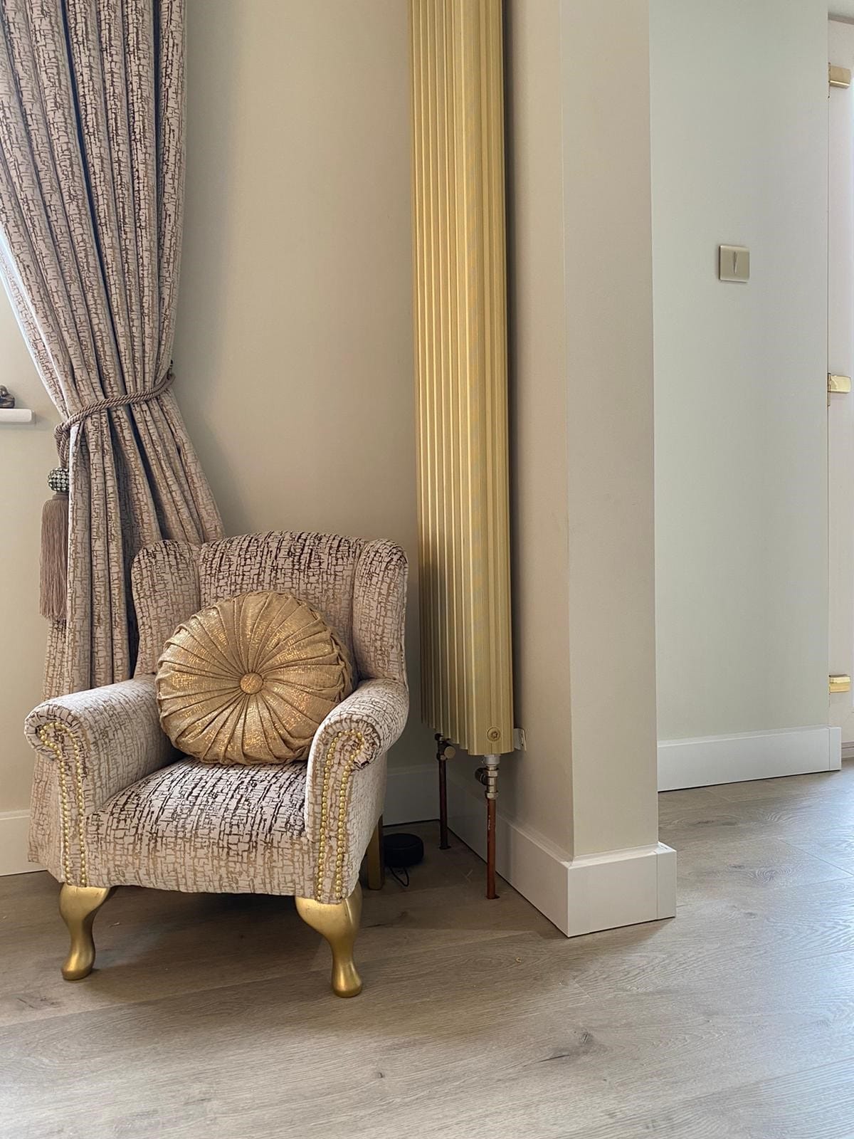 ThermaSkirt Deco BM2 in a high-end traditional living room