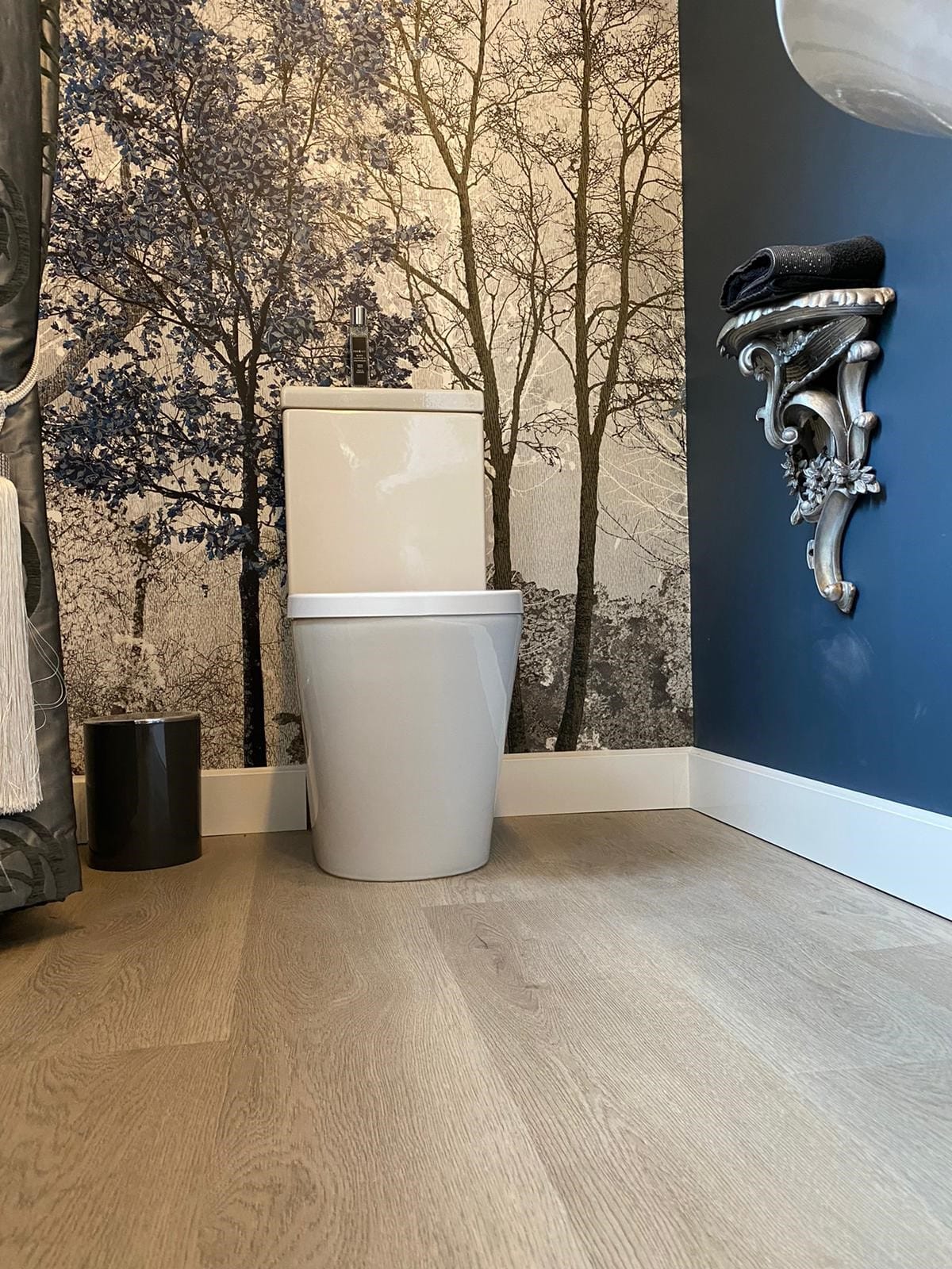 ThermaSkirt Deco BM2 in a period bathroom with decorative wallpaper